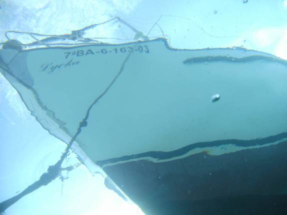 O Lycka, veleiro que nos levou até San Blás, na costa do Panamá, fotografado de debaixo d'água